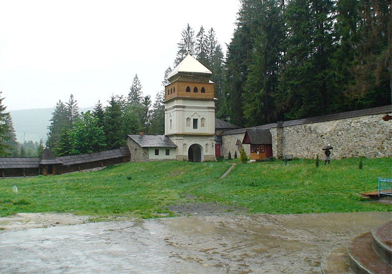 Місце поховання легендарного українського гетьмана - чоловічий монастир в лісі на території с. Маняво. Найвищий в Карпатах Манявський водоспад.